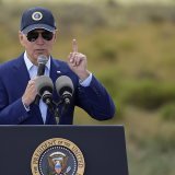 Joe Biden, qui briguera un second mandat lors de la présidentielle de 2024, utilise notamment ce déplacement pour bien se distinguer de l'opposition républicaine.